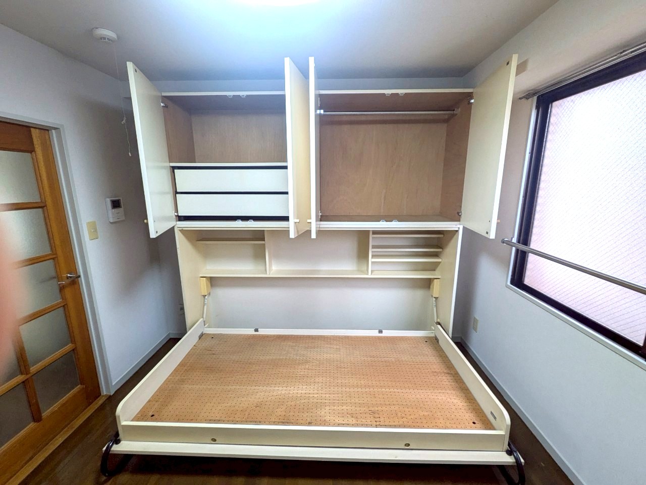 収納　上段は引出し2段、洋服掛け　下段は棚