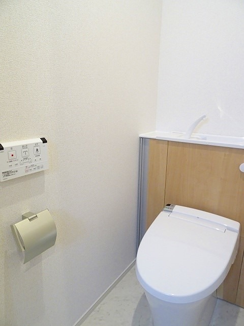 トイレ　温水洗浄便座完備です。
