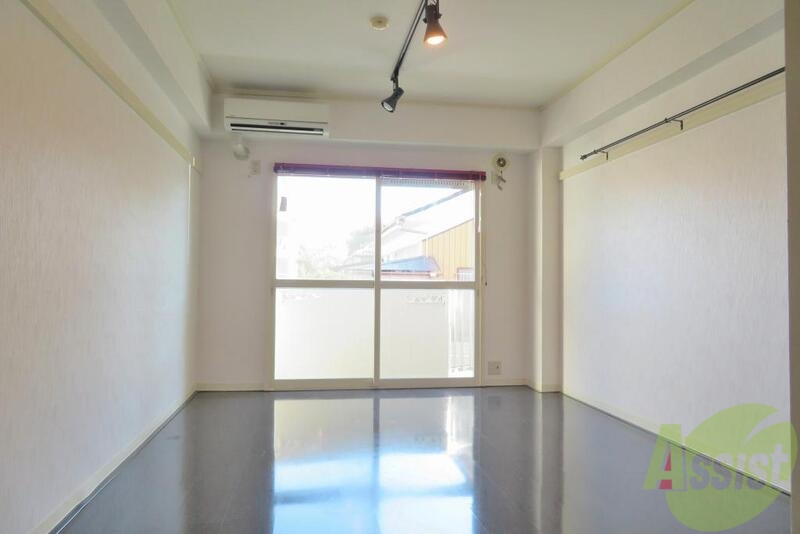 居室・リビング　８．５帖の広々としたお部屋です。陽当たりも良さそうです。