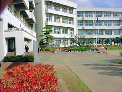 中学校　牛久市立下根中学校（中学校）まで2118m