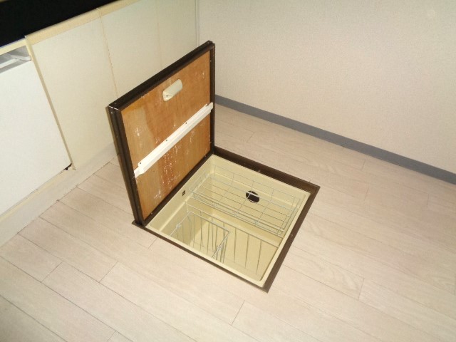 洗面設備　床下収納