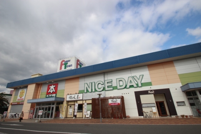 ショッピングセンター　ファミリータウン広電楽々園（ショッピングセンター）まで1180m