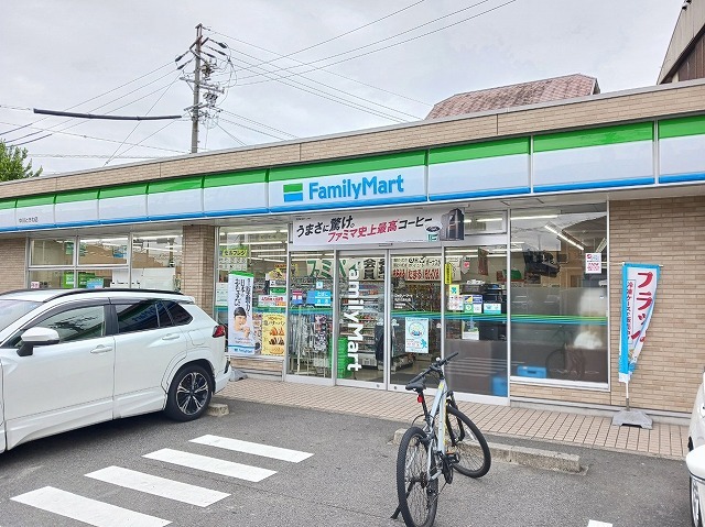 コンビニ　ファミリーマート（コンビニ）まで500m