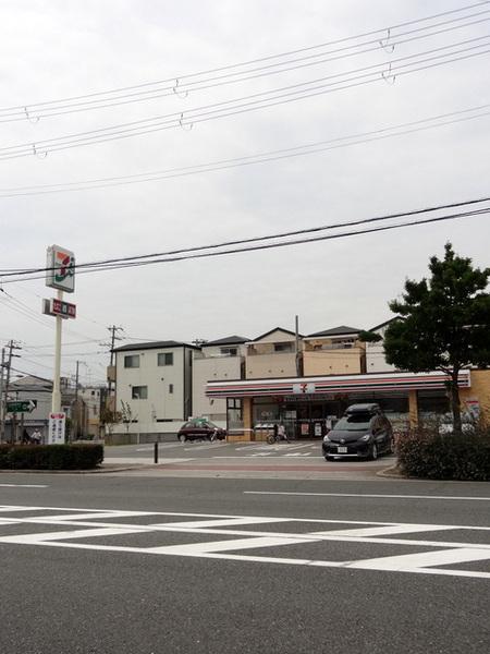 コンビニ　セブンイレブン大阪鶴町1丁目店（コンビニ）まで214m