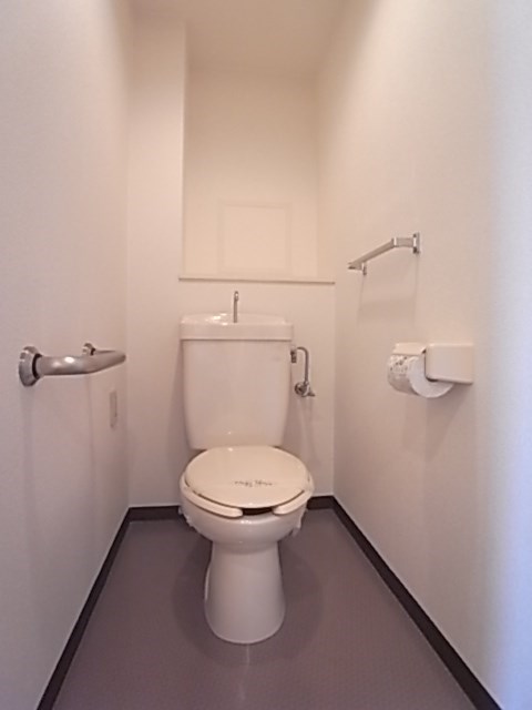 トイレ　落ち着いた色調のトイレです
