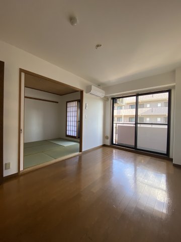 居室・リビング　こちらの居間で趣味の時間をお楽しみください