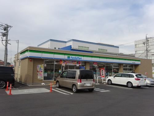 コンビニ　ファミリーマート（コンビニ）まで50m
