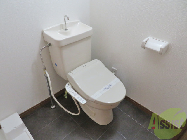 トイレ　ウォシュレット機能がついたトイレです。安心して使用できますね