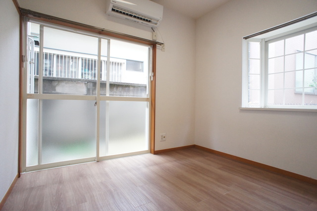居室・リビング　２面採光なので、明るく風通しのよい過ごしやすいお部屋です♪