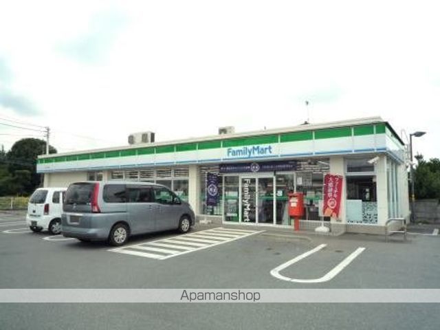 コンビニ　ファミリーマート（コンビニ）まで850m