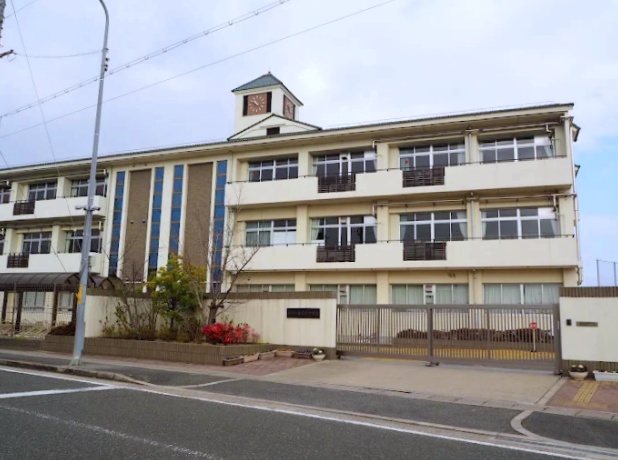 中学校　香芝市立香芝北中学校（中学校）まで579m