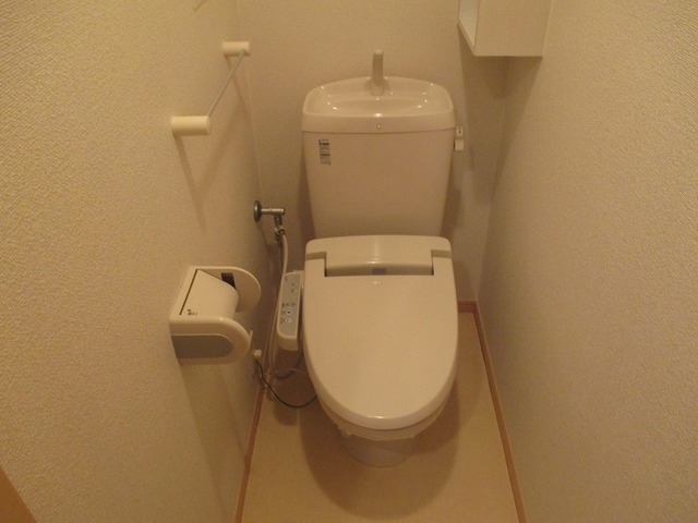 トイレ　トイレには快適な温水洗浄便座付です