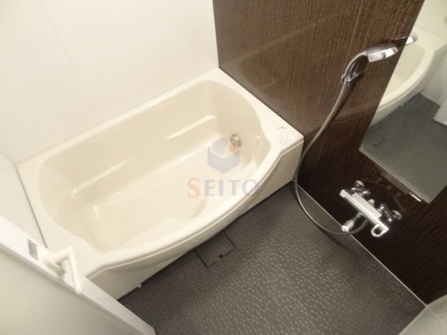 バス・シャワールーム　ゆったりサイズの浴室