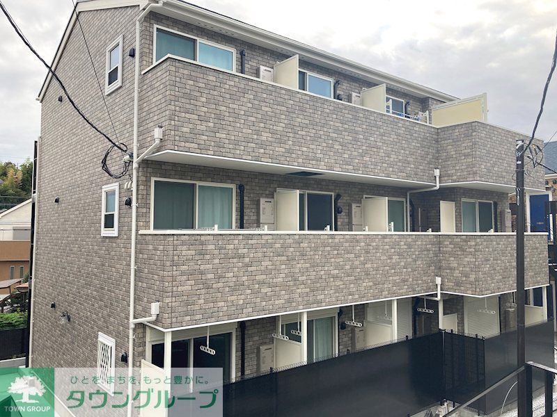 建物外観　白が基調の明るい室内！広々！