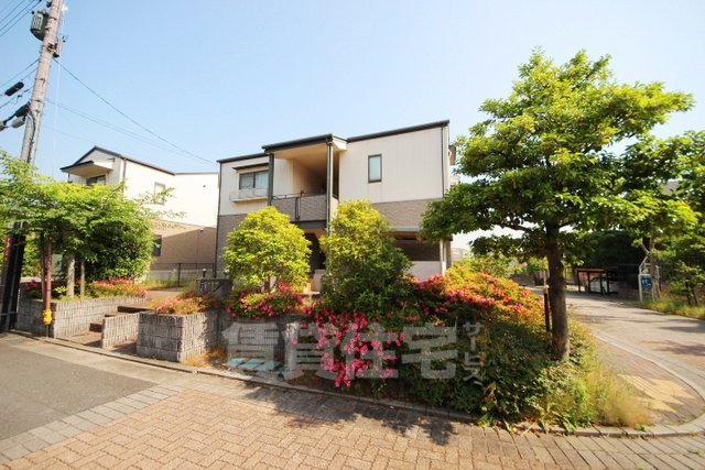 近鉄けいはんな線 学研奈良登美ケ丘駅 バス乗車時間：7分 最寄りバス停で下車 徒歩3分 築32年