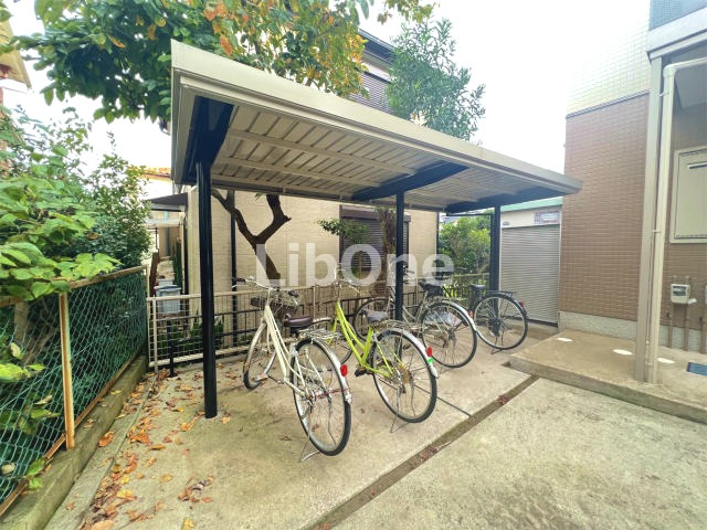 その他共有部分　駐輪場は屋根付きで自転車を雨から守ります。