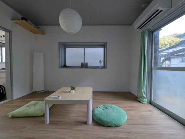 居室・リビング　ＬＤＫ１０．５帖。窓上にエアコン付きで快適です