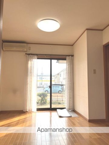 栄町戸建の居間写真