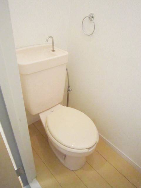 京王線 調布駅 徒歩15分 2階建 築20年のトイレ写真