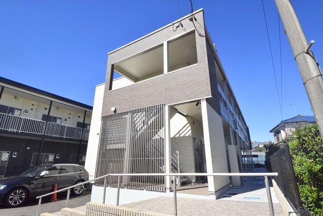 東急田園都市線 鷺沼駅 バス乗車時間：11分 最寄りバス停で下車 徒歩6分 築10年