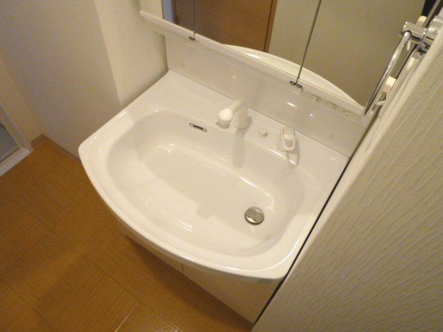 洗面設備　シャンプードレッサー付の独立洗面台です。