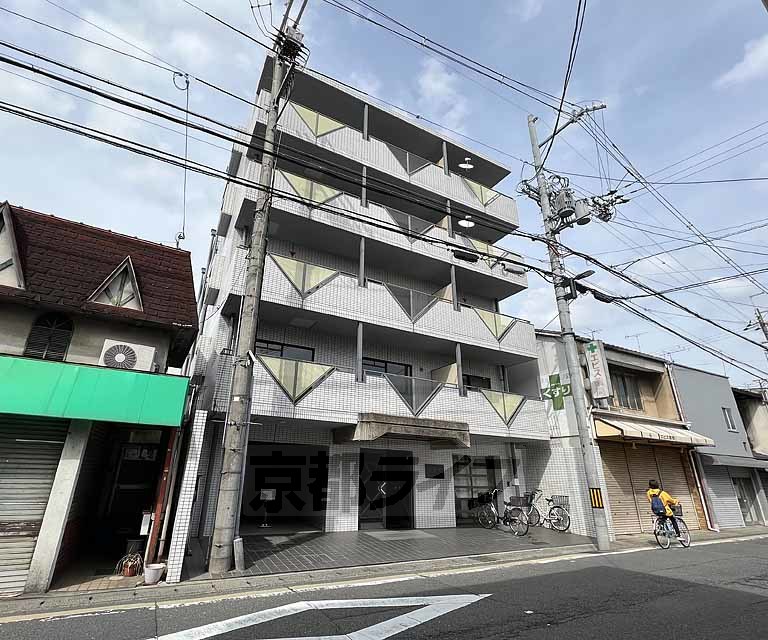 京都市右京区太秦垣内町のマンションの建物外観