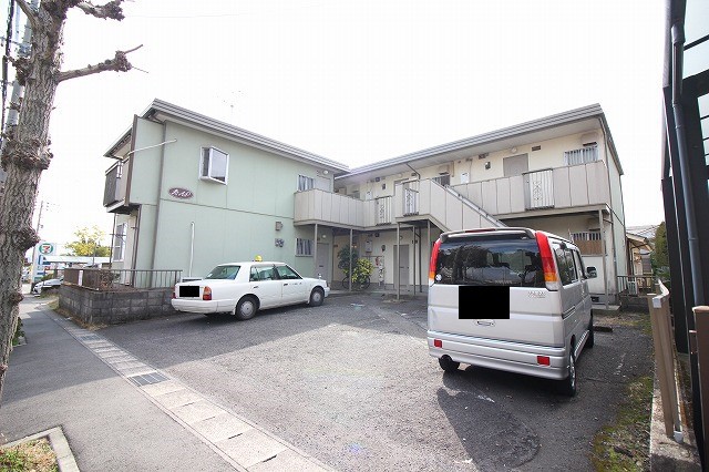 【鹿児島市桜ヶ丘のアパートの駐車場】