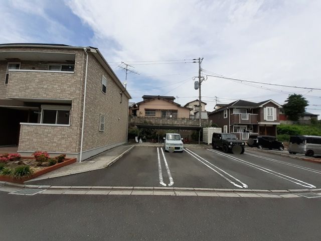 【北九州市八幡西区高江のアパートの駐車場】