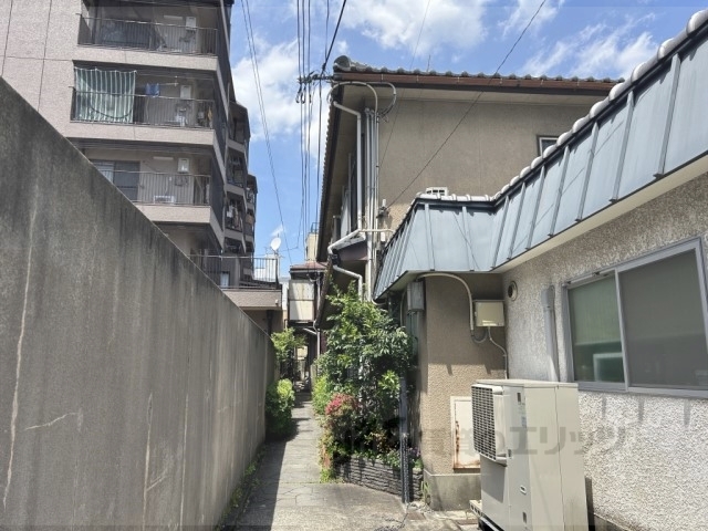 京都市東山区石橋町のアパートの建物外観