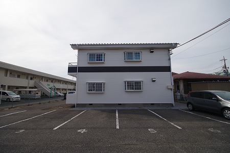 【下野市医大前のアパートの駐車場】