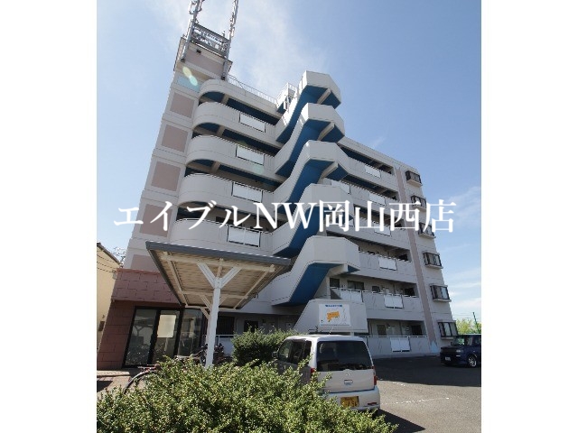 【岡山市北区辰巳のマンションの建物外観】