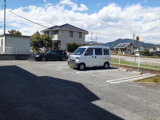 【上田市本郷のアパートの駐車場】