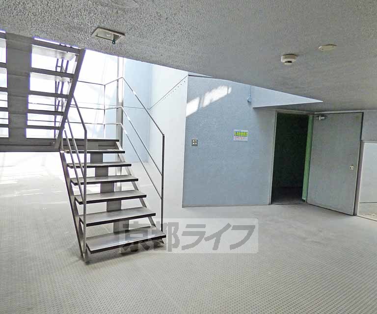 【京都市北区上賀茂津ノ国町のマンションのエントランス】