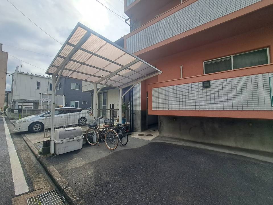 【松山市本町のマンションの駐車場】