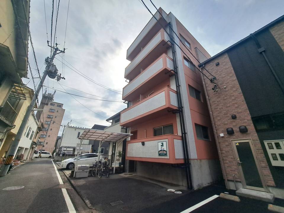 松山市本町のマンションの建物外観