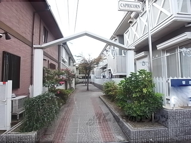 【京都市伏見区深草柴田屋敷町のアパートのエントランス】