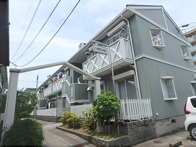 【京都市伏見区深草柴田屋敷町のアパートの建物外観】