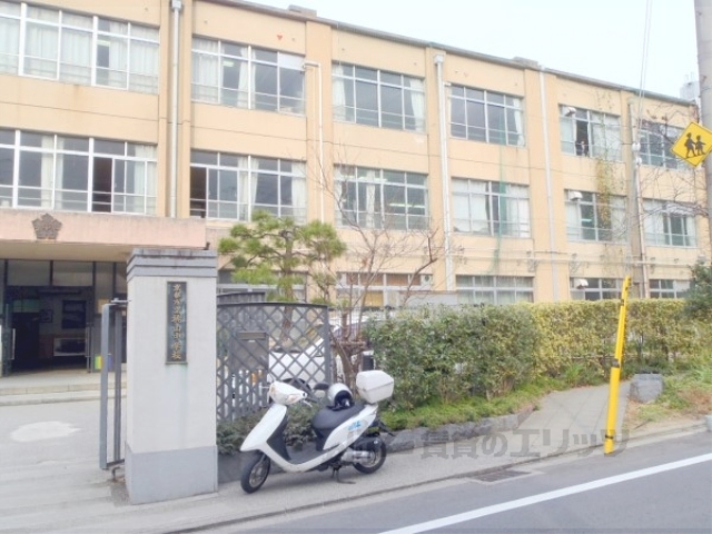 【京都市伏見区深草柴田屋敷町のアパートの中学校】