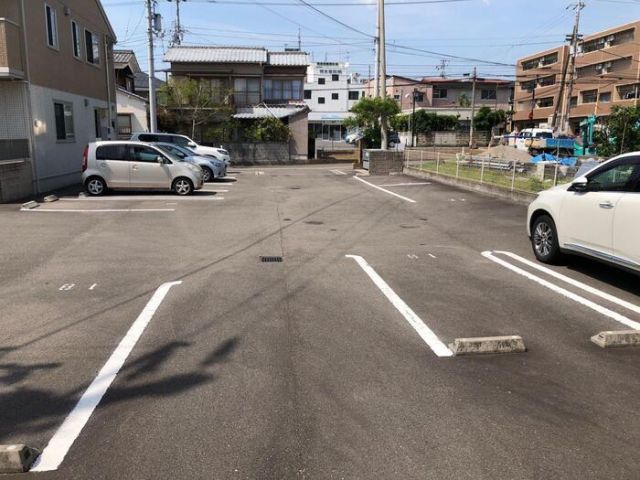 【セジュール小坂　A棟の駐車場】