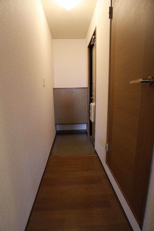玄関　お部屋探しは地域に詳しい当店へ。