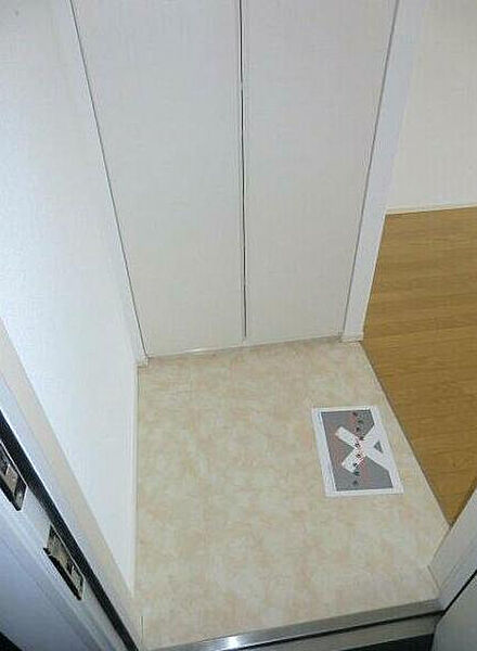 玄関　※別部屋の参考写真です。