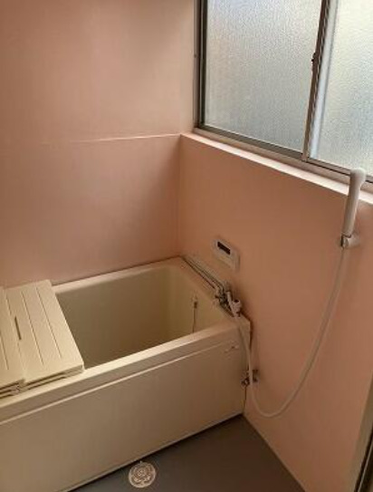 バス・シャワールーム　追い焚き機能完備！窓付きで換気にも便利ですね。