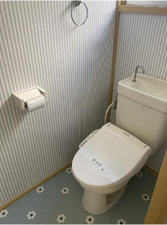 トイレ　嬉しい温水洗浄便座完備です。