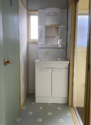 洗面設備　便利なシャワー付き洗面台。