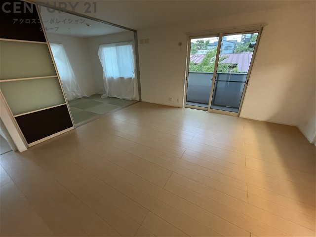 居室・リビング　床色が落ち着いた色合いで綺麗です♪