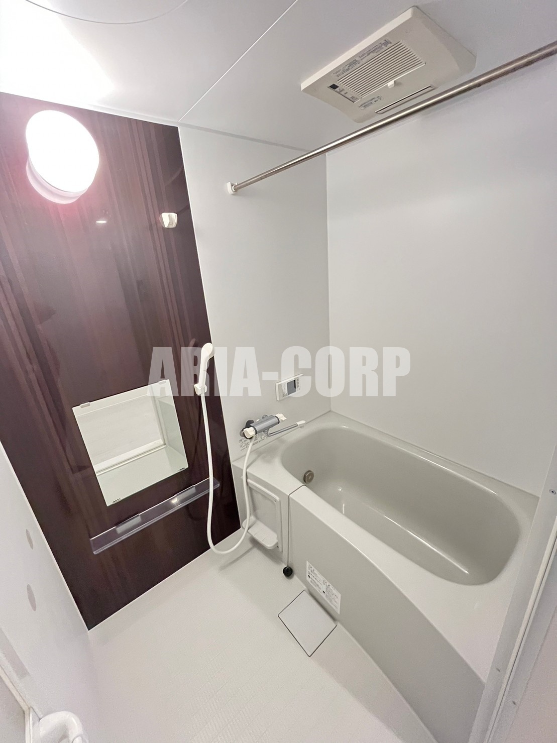 バス・シャワールーム　追焚き浴室乾燥付。カラーパネル採用でお洒落なバスルームです。