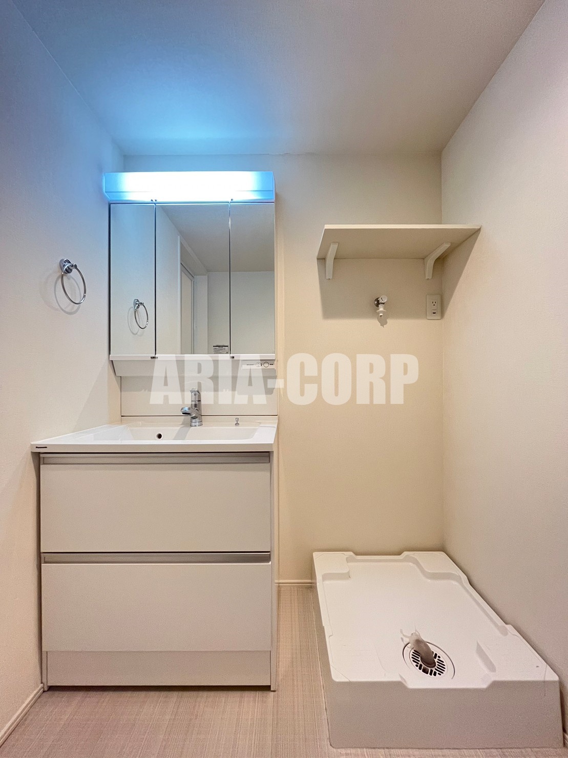 洗面設備　ゆとりある脱衣所スペース！三面鏡タイプの独立洗面台です！