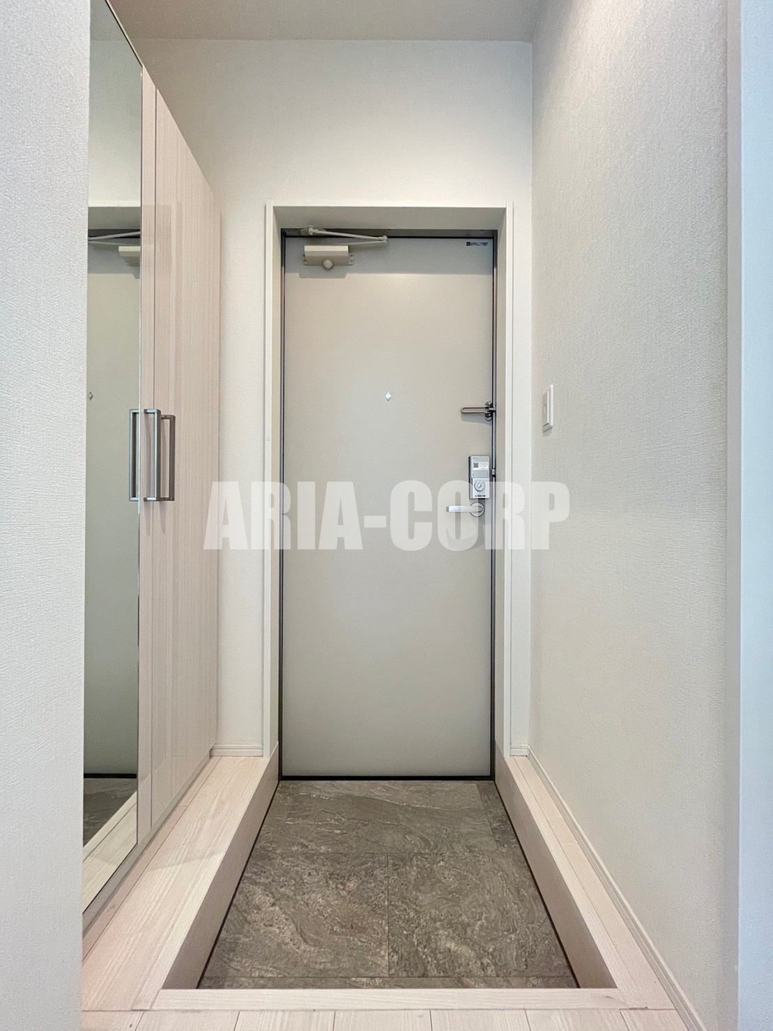 玄関　大型シューズBOX付き。嬉しい姿見も標準装備です♪