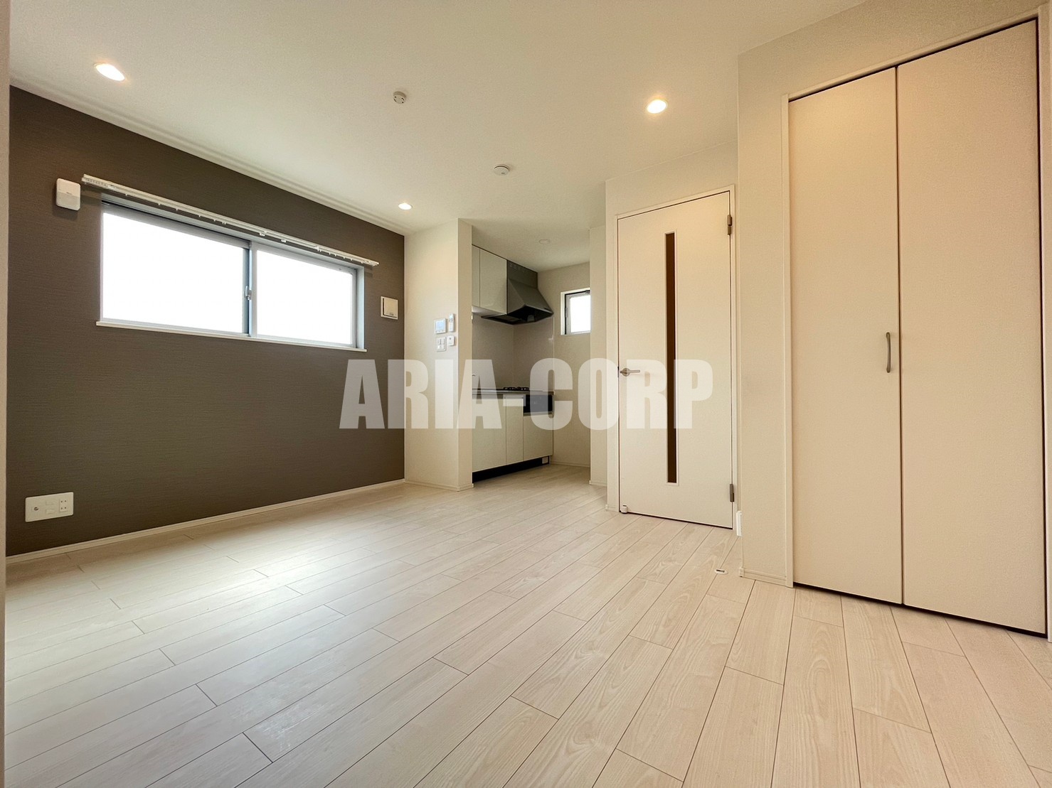 居室・リビング　白を基調とした明るい雰囲気のお部屋です♪