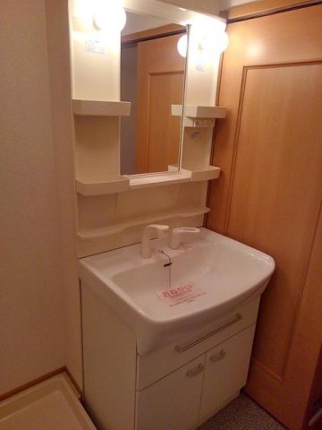 洗面設備　ゆったりとスペースのある洗面所